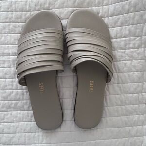 TKEES Avery Sandal in Stone sz 8